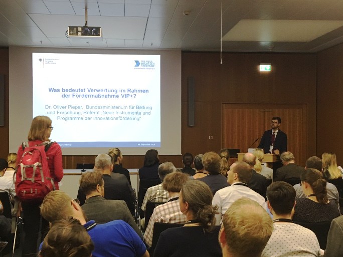 Auditorium und Vortragender Dr. Oliver Pieper, BMBF