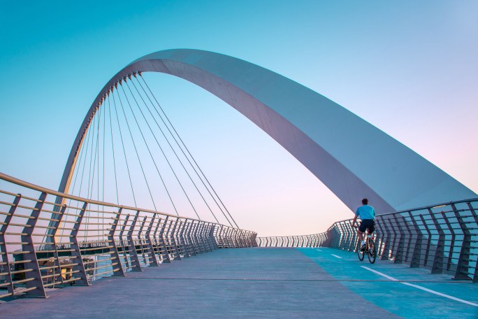 Fahrradfahrer auf Brücke