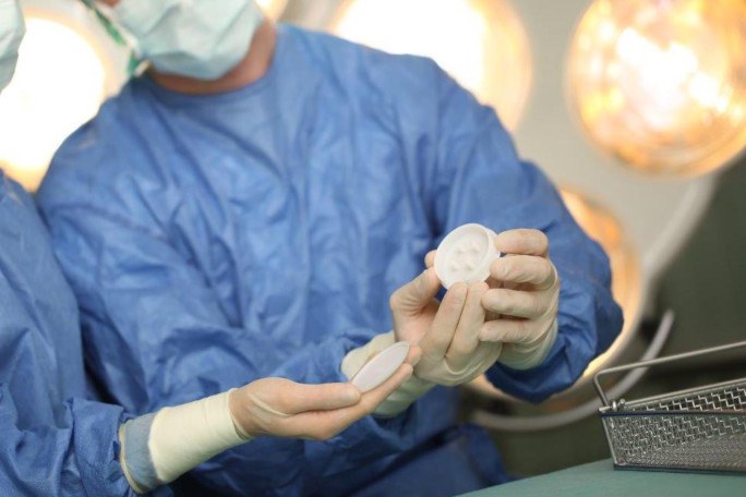 Inspektion einer Gewebezüchtungskammer vor der Implantation